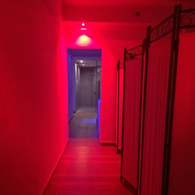 Sauna Stonewall pasillo iluminado de rojo